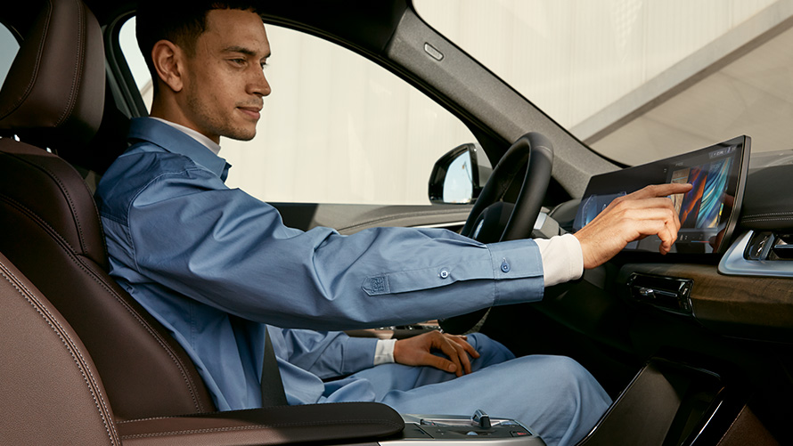 BMW iX1 U11 BEV wnętrze obsługa dotykowa BMW iX1 U11 BEV wnętrze kierowca obsługa dotykowa zakrzywiony wyświetlacz
