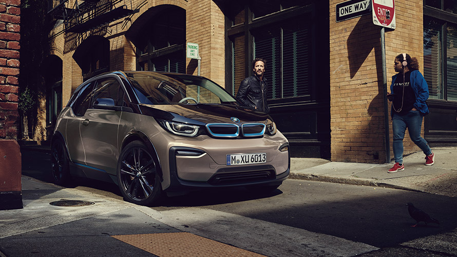 BMW i3 I01 pierwszej generacji przedni półprofil w uliczce Modele BMW i BMW i3 I01 pierwszej generacji przedni półprofil w uliczce