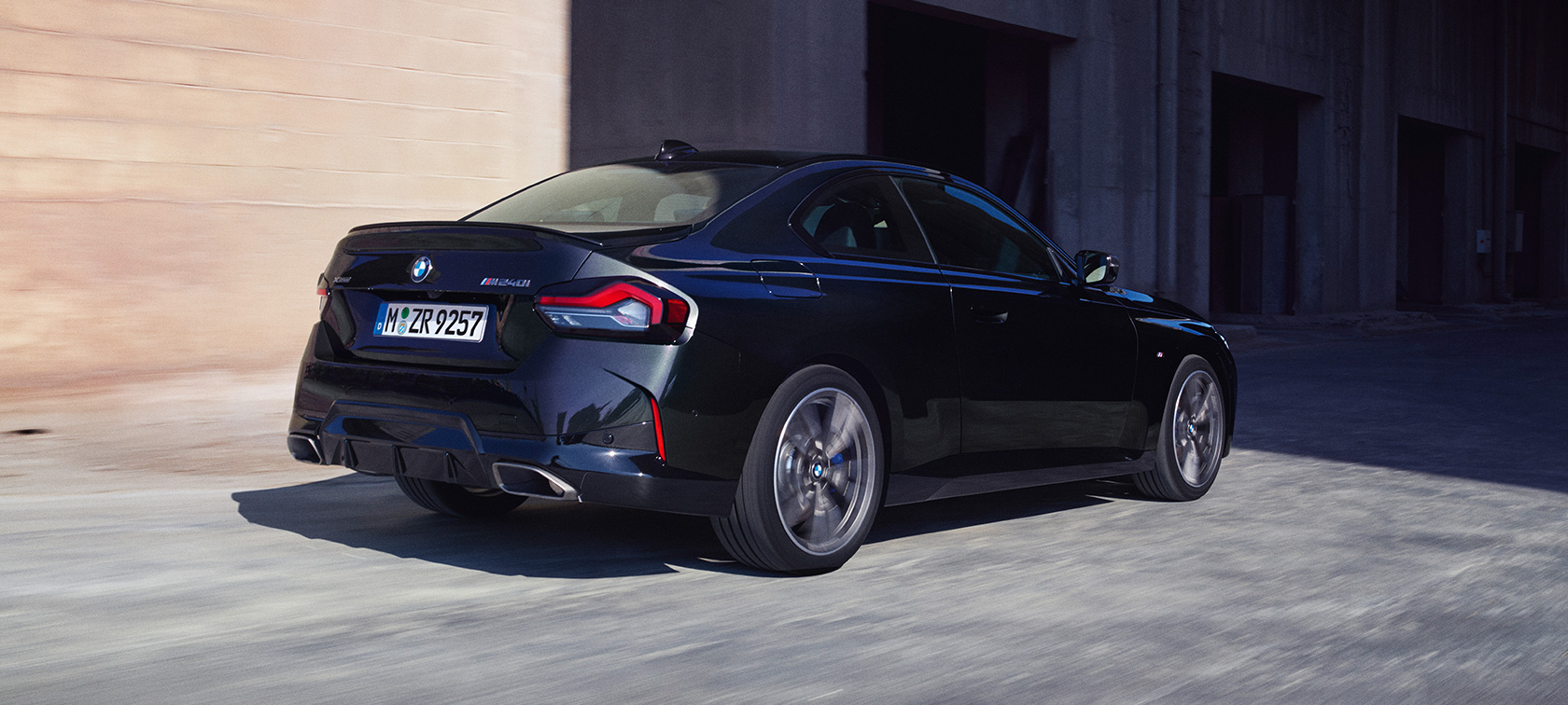 Tylny półprofil BMW M240i xDrive Coupé G42 2021 BMW M240i xDrive Coupé G42 2021 szafirowoczarny metalizowany tylny półprofil podczas jazdy