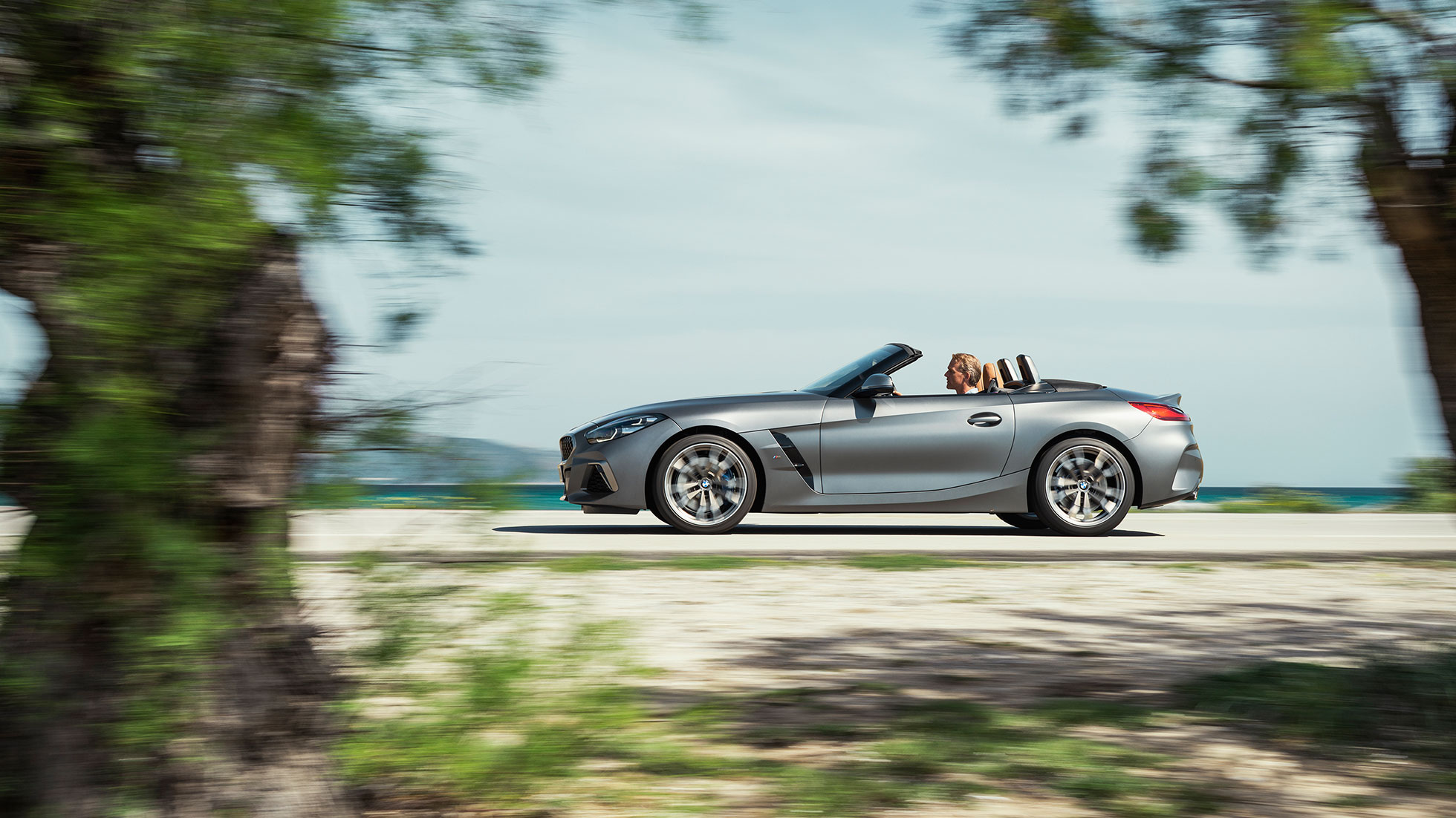 Wygląd zewnętrzny BMW Z4 M40i G29 BMW Z4 Roadster M40i 2019 Cabrio, BMW Individual mroźny szary, metalizowany, widok z boku