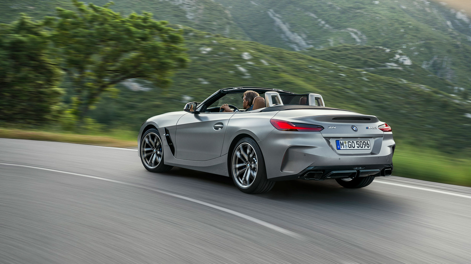 Dynamika jazdy BMW Z4 M40i BMW Z4 Roadster M40i 2019, BMW Individual mroźny szary, metalizowany, tylny półprofil podczas jazdy