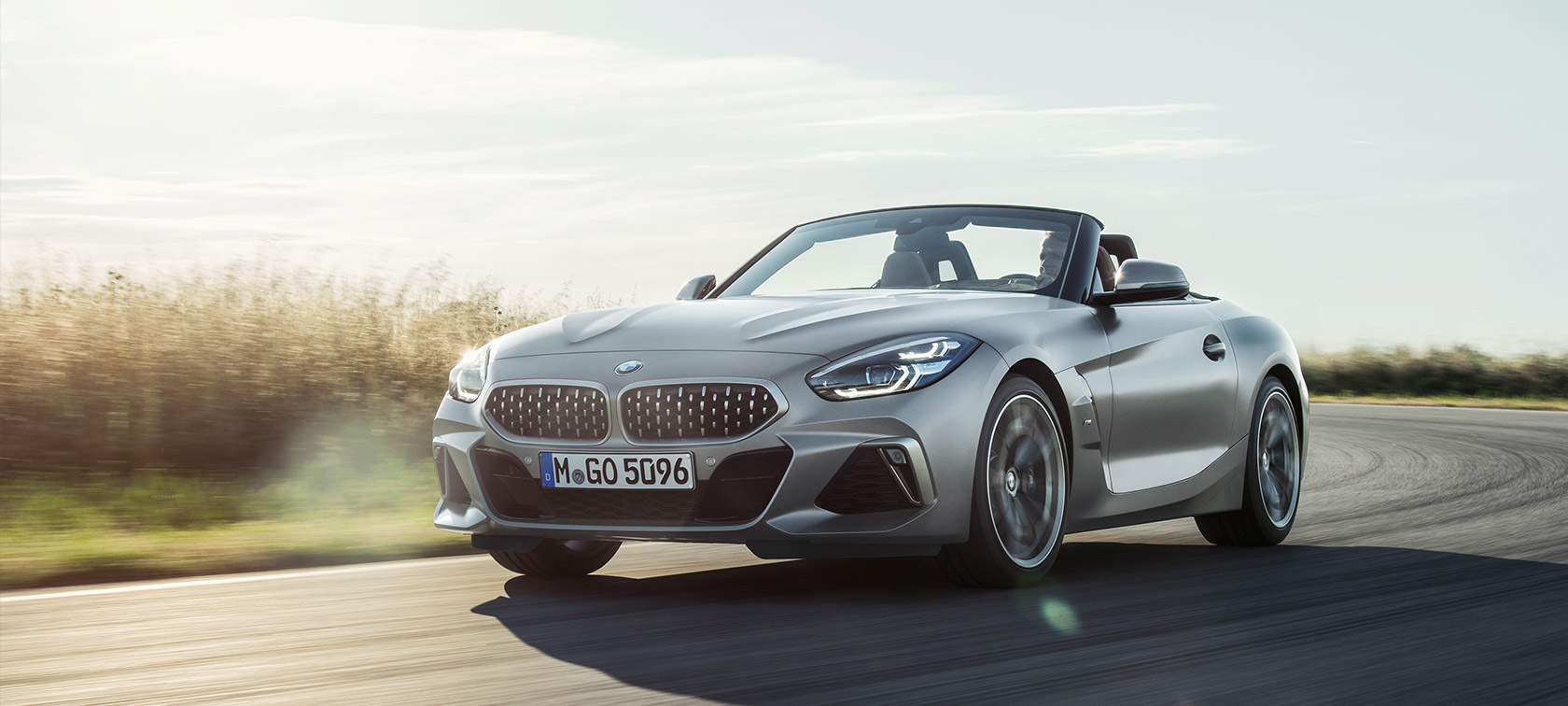 Przedni półprofil BMW Z4 M40i Roadster BMW Z4 M40i Roadster 2019 Cabrio, BMW Individual mroźny szary, metalizowany, przedni półprofil podczas jazdy