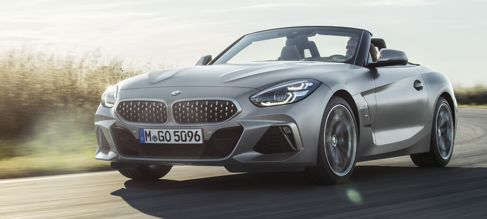 Przedni półprofil BMW Z4 M40i Roadster G29 BMW Z4 M40i Roadster G29 2019 BMW Individual mroźny szary metalizowany podczas jazdy przedni półprofil