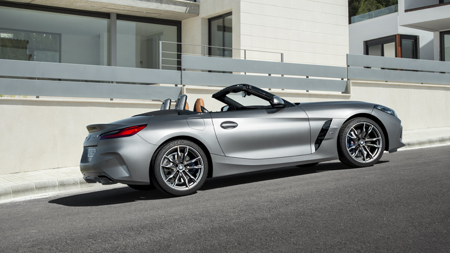 BMW Z4 M40i Roadster G29 widok z boku przed budynkiem BMW Z4 M40i Roadster G29 widok z boku przed budynkiem