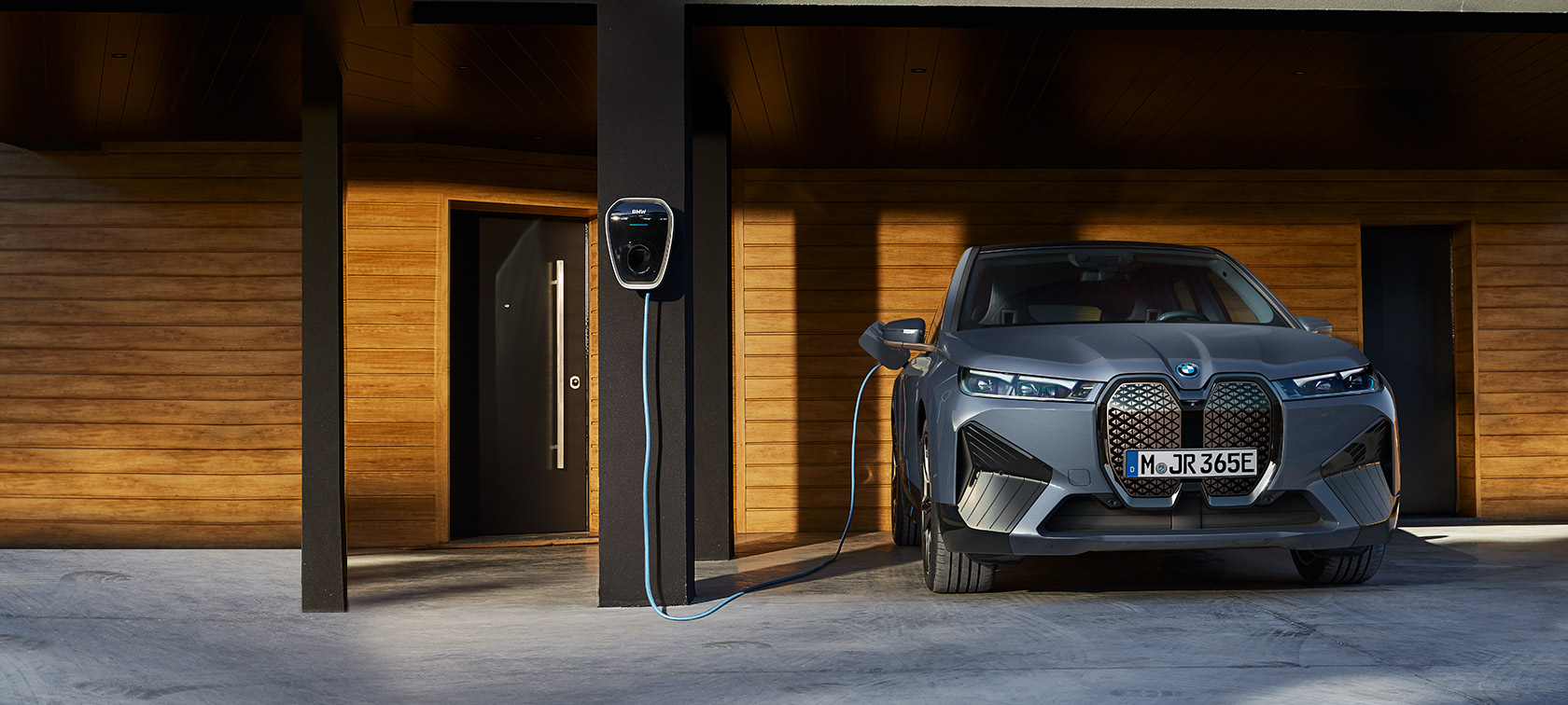 Sprzedaż korporacyjna BMW usługi dla klientów korporacyjnych Sprzedaż korporacyjna BMW dla klientów korporacyjnych BMW serii 8 BMW przy stacji ładowania