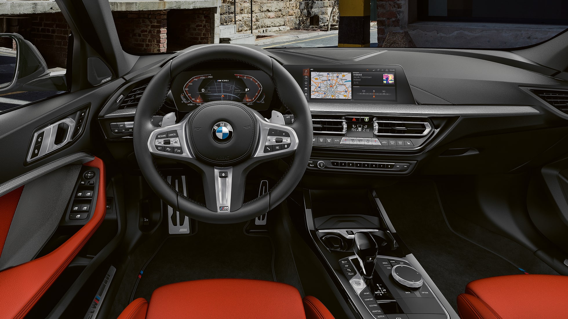 BMW M135i xDrive, wnętrze. Wnętrze BMW M135i xDrive z kierownicą skórzaną M i fotelami sportowymi M.