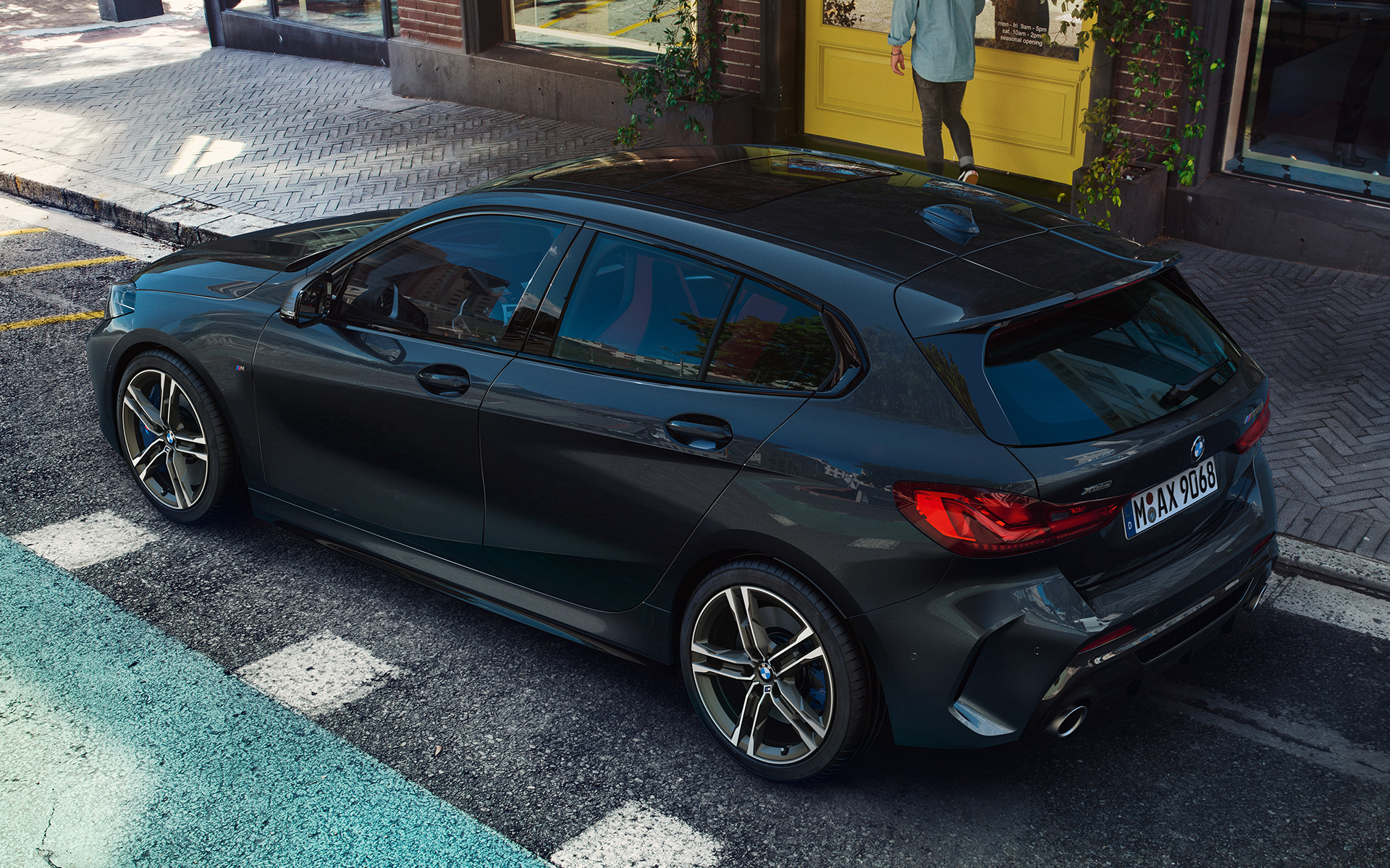 BMW M135i xDrive w (F40) w metalizowanym kolorze szafirowoczarnym podczas postoju, widok z boku z lotu ptaka