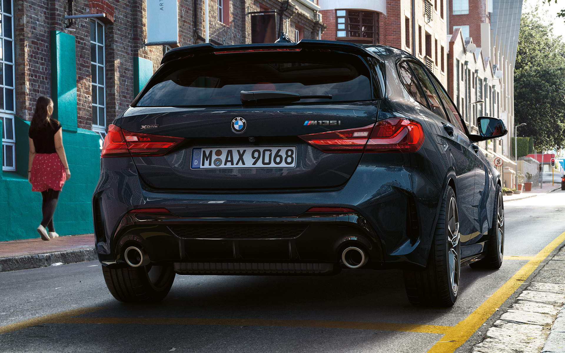 BMW M135i xDrive (F40) w metalizowanym kolorze szafirowoczarnym, widok z tyłu podczas postoju