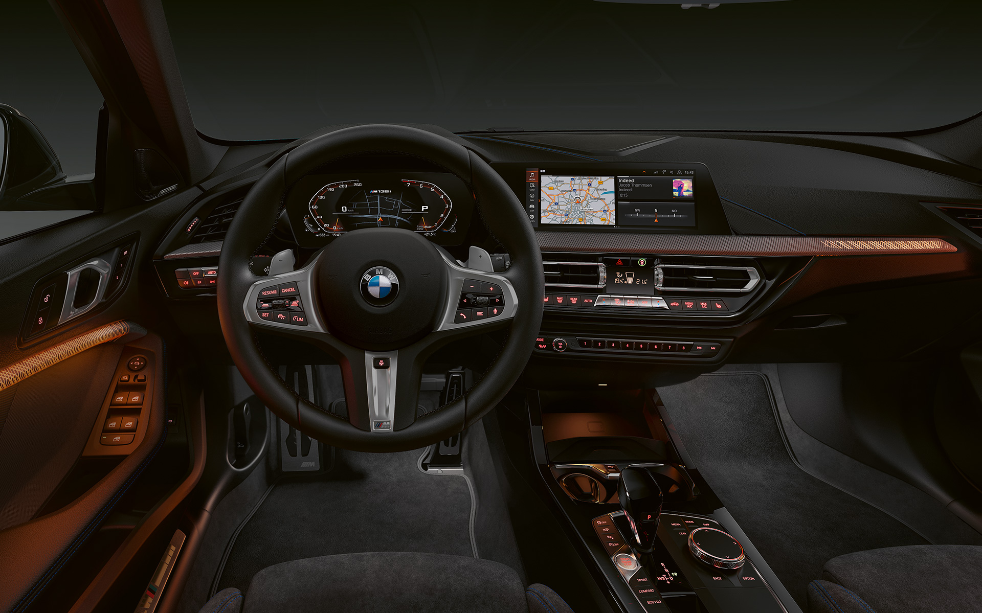 Wnętrze klasy premium BMW M135i xDrive (F40) z podświetlanymi listwami ozdobnymi