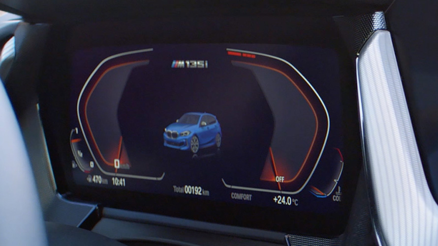 BMW M135i xDrive (F40) w metalizowanym kolorze niebieskim Misano na filmie The BMW M135i xDrive (F40) in M Misano Blau metallic im Video