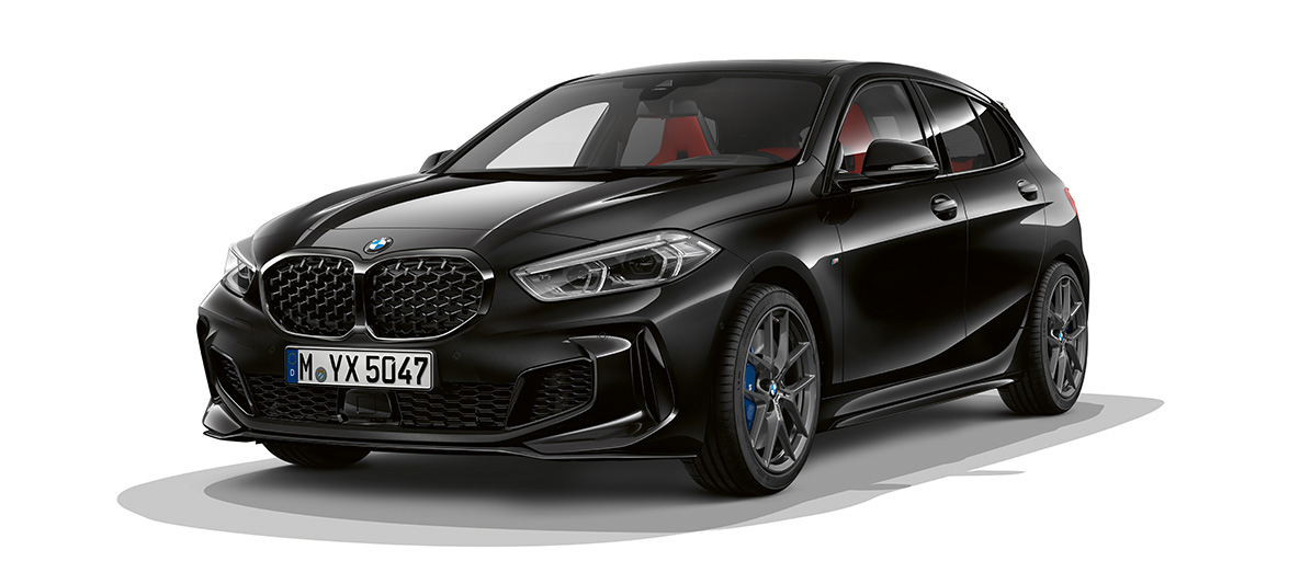 BMW M135i xDrive (F40) pakiet M Performance BMW M135i xDrive (F40) w metalizowanym kolorze szafirowoczarnym z pakietem M Performance, przedni półprofil