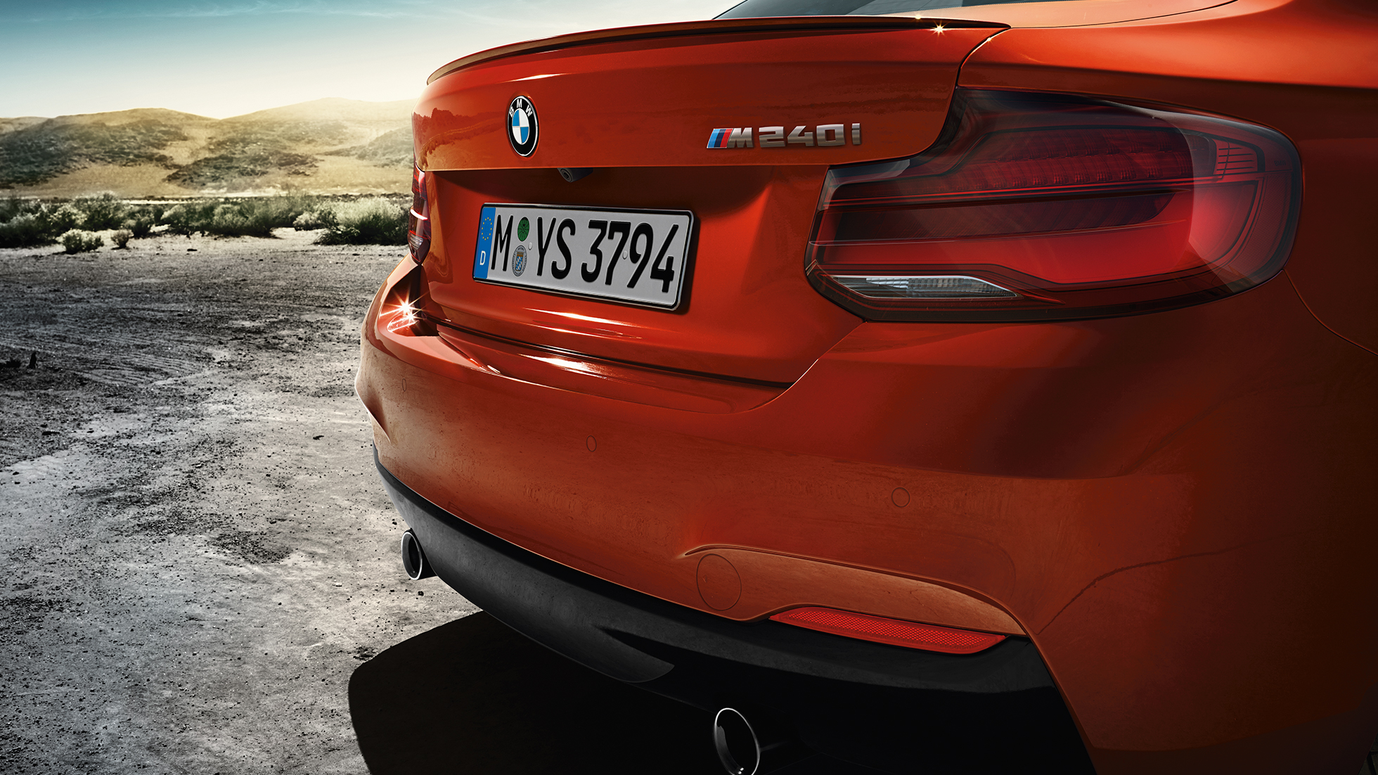 Stylistyka tyłu BMW M240i Coupé Stylistyka tyłu BMW M240i Coupé F22 2017, pomarańczowy zachód słońca metalizowany, tylny półprofil