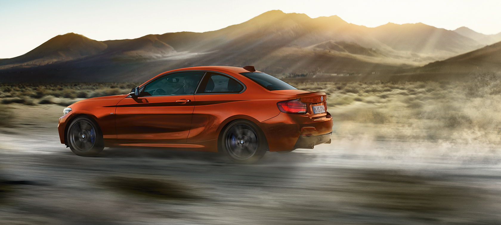 Dynamika jazdy BMW M240i Coupé Dynamika jazdy BMW M240i Coupé F22 2017, pomarańczowy zachód słońca metalizowany, widok z boku
