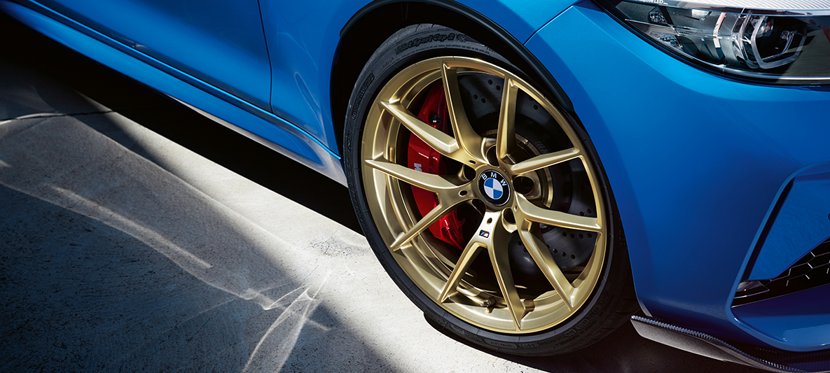 19-calowe obręcze kół M ze stopów lekkich V Spoke 763 M złoty matowy BMW M2 CS 19-calowe obręcze kół M ze stopów lekkich V Spoke 763 M złoty matowy BMW M2 CS F87 niebieski Misano metalizowany, zbliżenie