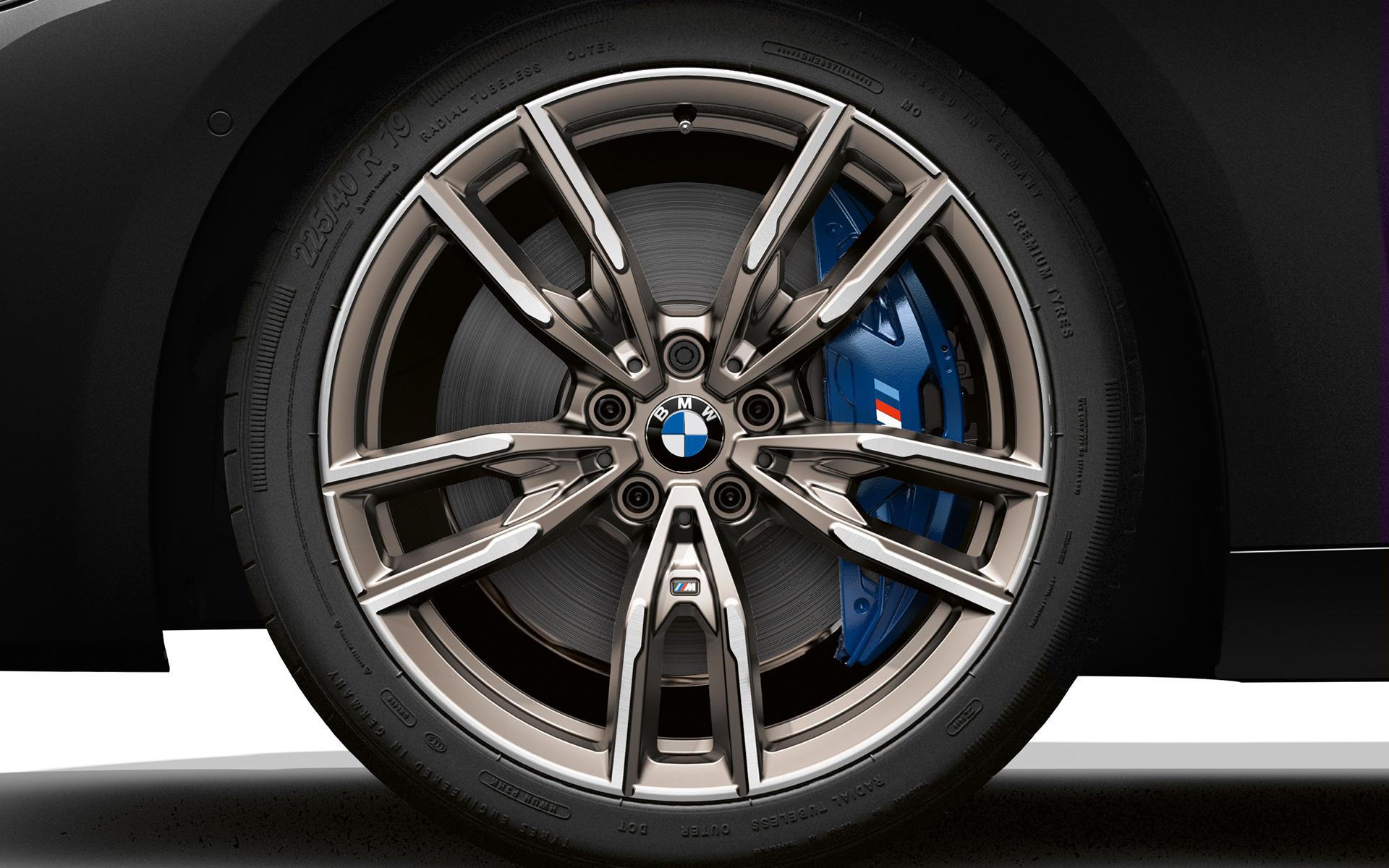 BMW M240i G42 M sportowe hamulce M z granatowymi metalizowanymi zaciskami Sportowe hamulce M z granatowymi metalizowanymi zaciskami BMW M240i G42
