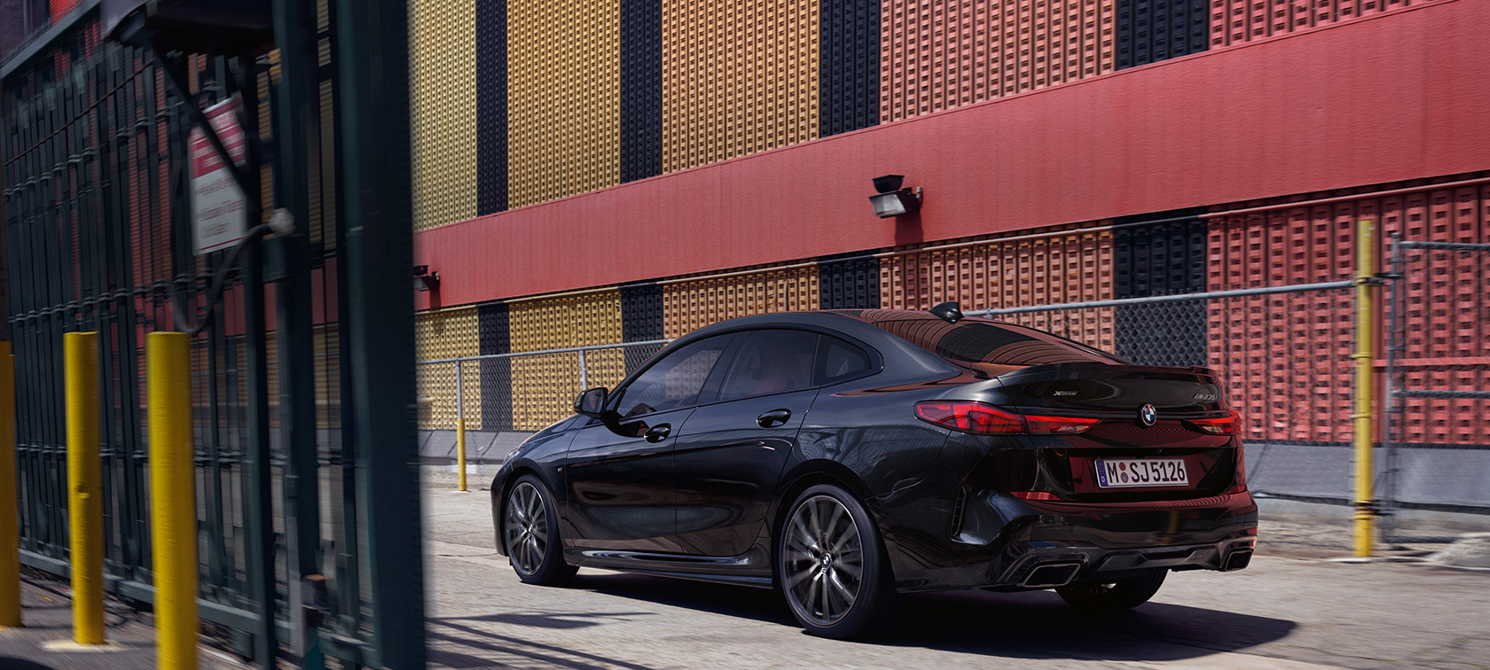 BMW M235i xDrive Gran Coupé boczny półprofil BMW M235i xDrive Gran Coupé szafirowoczarny metalizowany F44 boczny półprofil