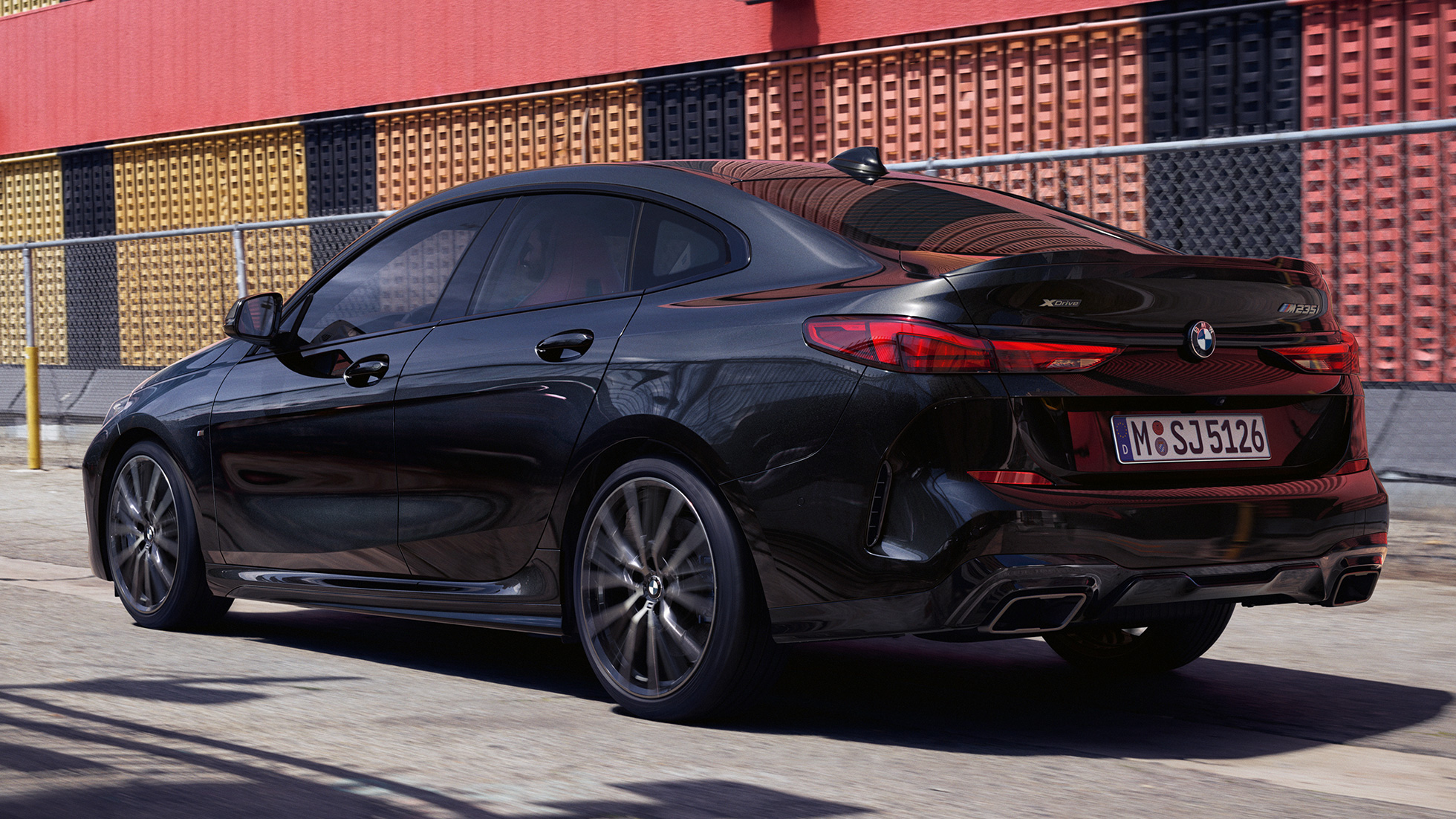 BMW M235i xDrive Gran Coupé tylny półprofil BMW M235i xDrive Gran Coupé 2020 szafirowoczarny metalizowany F44 tylny półprofil, wygląd zewnętrzny