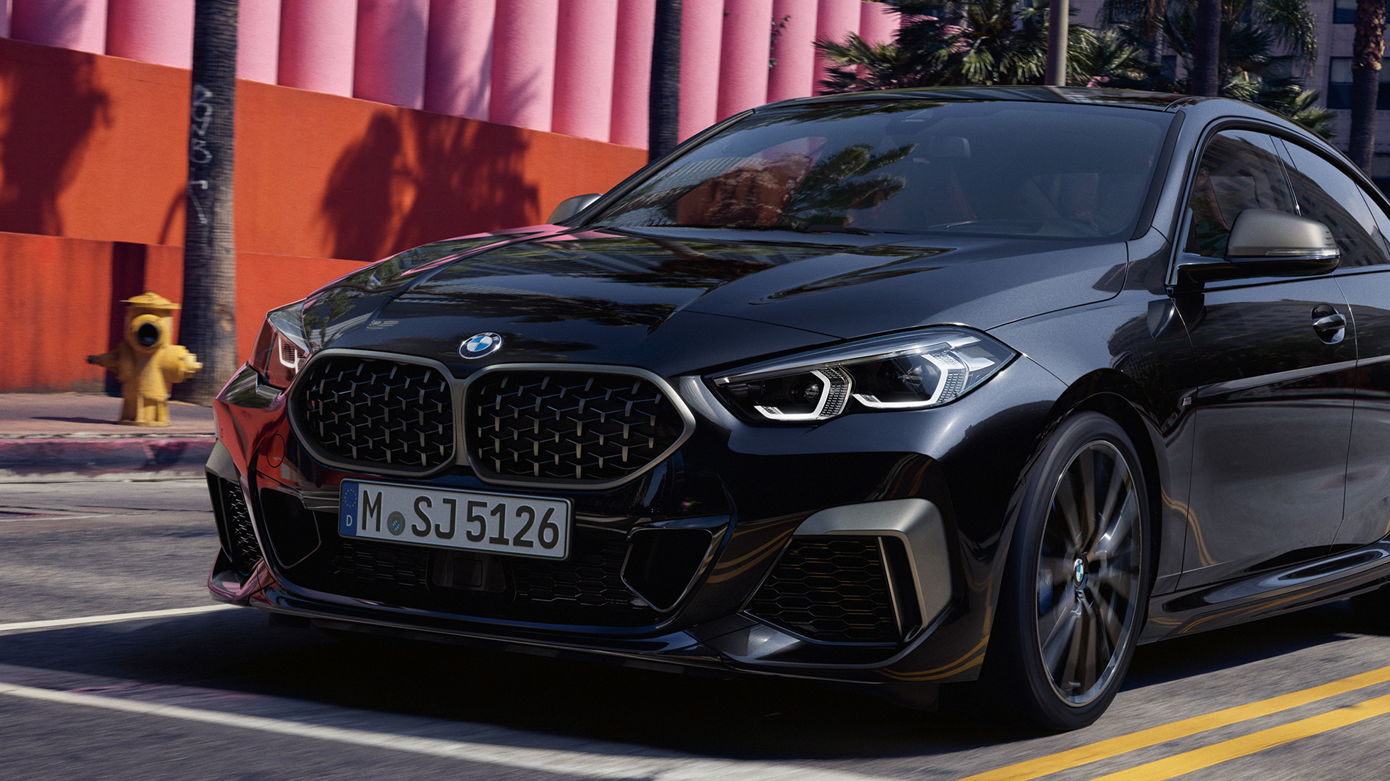 Stylistyka przodu BMW M235i xDrive Gran Coupé Stylistyka przodu BMW M235i xDrive Gran Coupé 2020 szafirowoczarny metalizowany F44 przedni półprofil