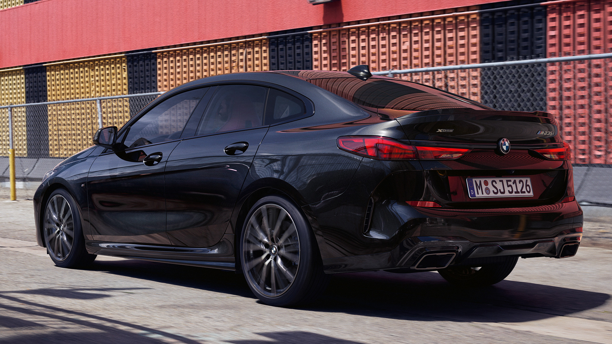Linia w stylu coupé w BMW M235i xDrive Gran Coupé Linia w stylu coupé w BMW M235i xDrive Gran Coupé 2020 szafirowoczarny metalizowany F44 boczny półprofil