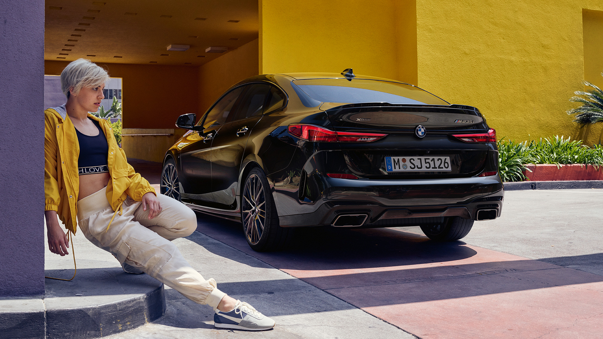 Tył BMW M235i xDrive Gran Coupé Atletyczny tył BMW M235i xDrive Gran Coupé 2020 szafirowoczarny metalizowany F44 tylny półprofil