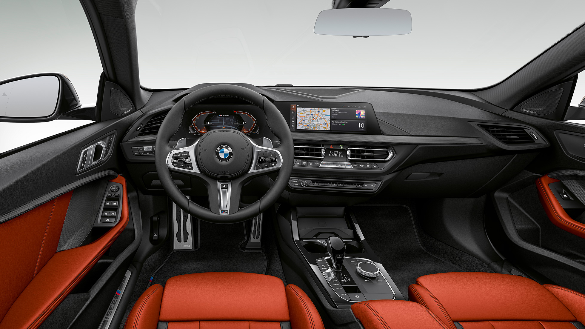 Kokpit BMW M235i xDrive Gran Coupé Zorientowany na kierowcę kokpit BMW M235i xDrive Gran Coupé 2020 F44 wnętrze
