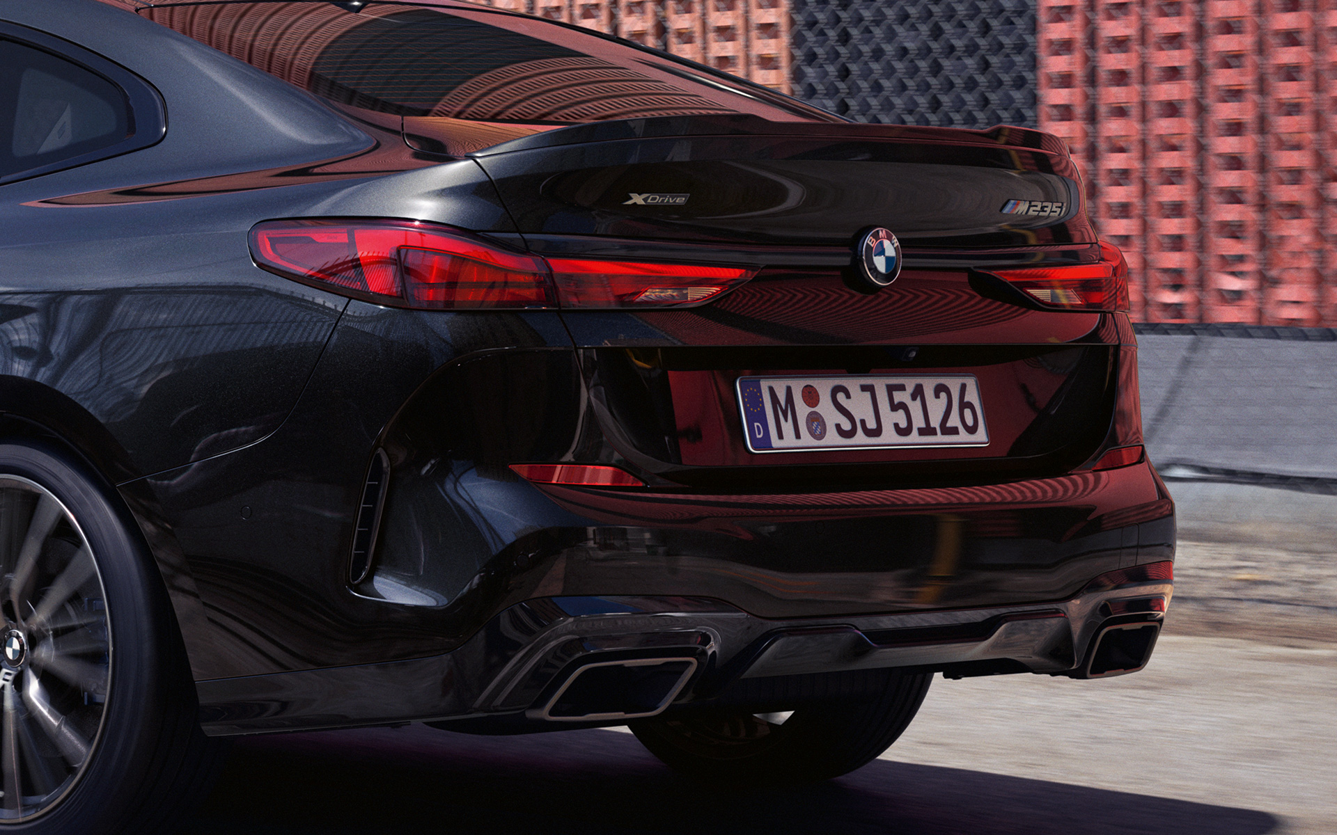 Tył BMW M235i xDrive Gran Coupé F44 Atletyczny tył BMW M235i xDrive Gran Coupé F44 2020 szafirowoczarny metalizowany tylny półprofil