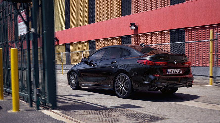 BMW M235i xDrive Gran Coupé F44 dane techniczne BMW M235i xDrive Gran Coupé F44 szafirowoczarny metalizowany tylny półprofil podczas jazdy