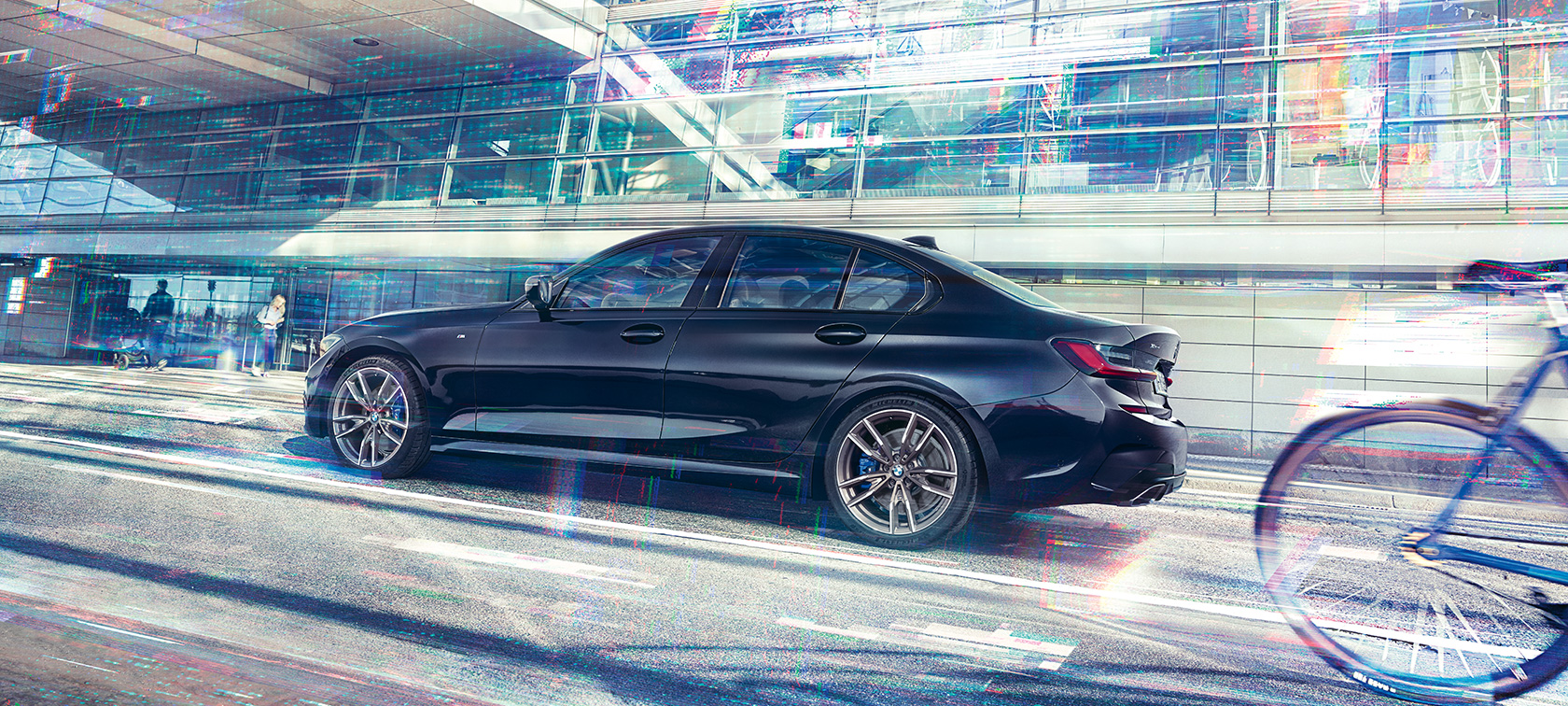 BMW M340i xDrive Limuzyna G20 2020, widok z boku podczas jazdy BMW M340i xDrive Limuzyna G20 2020 szafirowoczarny metalizowany, widok z boku podczas jazdy