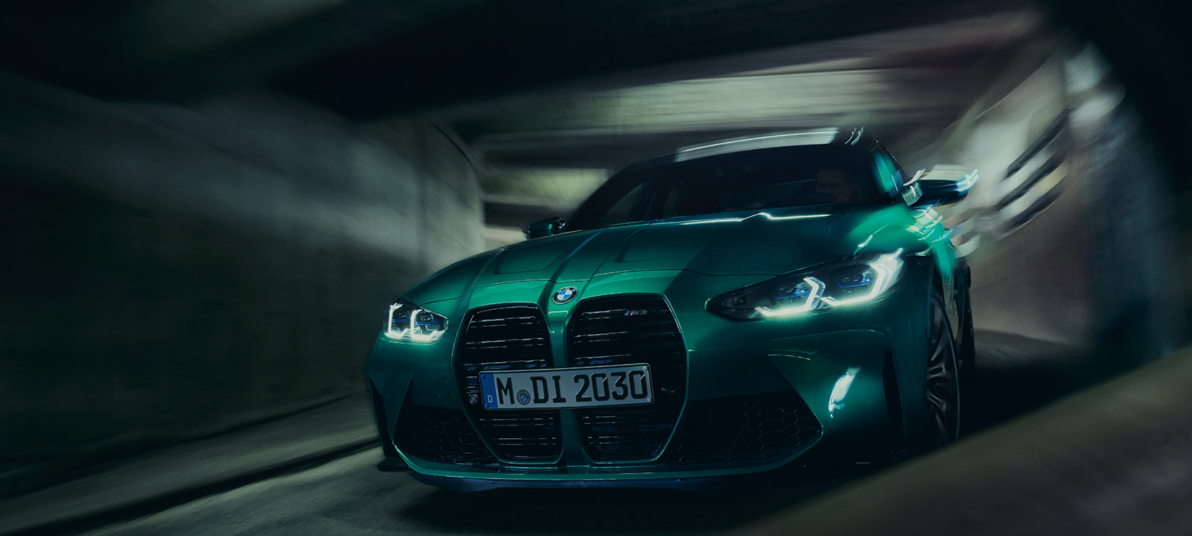 BMW M3 G80 2020, widok z widok z przodu podczas jazdy BMW M3 G80 2020, zielony Isle of Man, metalizowany, widok z przodu podczas jazdy