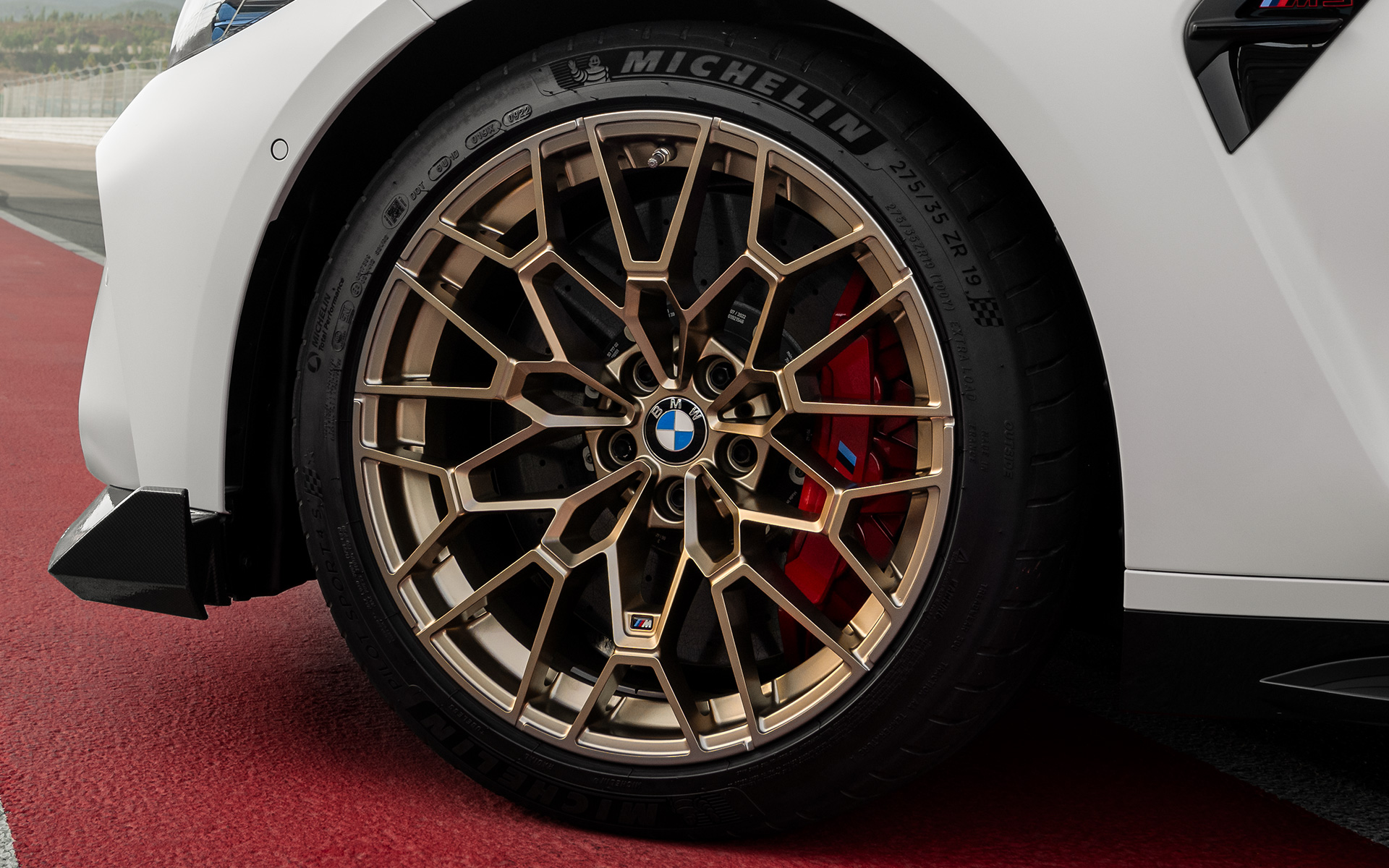 Hamulce węglowo-ceramiczne M z zaciskami w błyszczącym kolorze czerwonym BMW M3 CS G80 BMW M3 CS G80 hamulce węglowo-ceramiczne M, zaciski w błyszczącym kolorze czerwonym