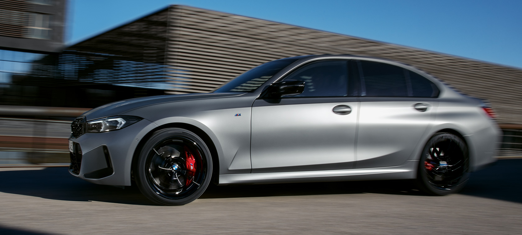Widok z boku BMW M340i xDrive Limuzyna G20 BMW M340i xDrive Limuzyna G20 mroźny czysty szary BMW Individual metalizowany widok z boku podczas jazdy na drodze