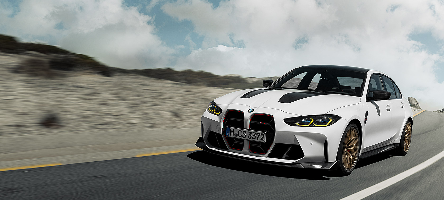 BMW M3 CS G80 przedni półprofil podczas jazdy na torze wyścigowym