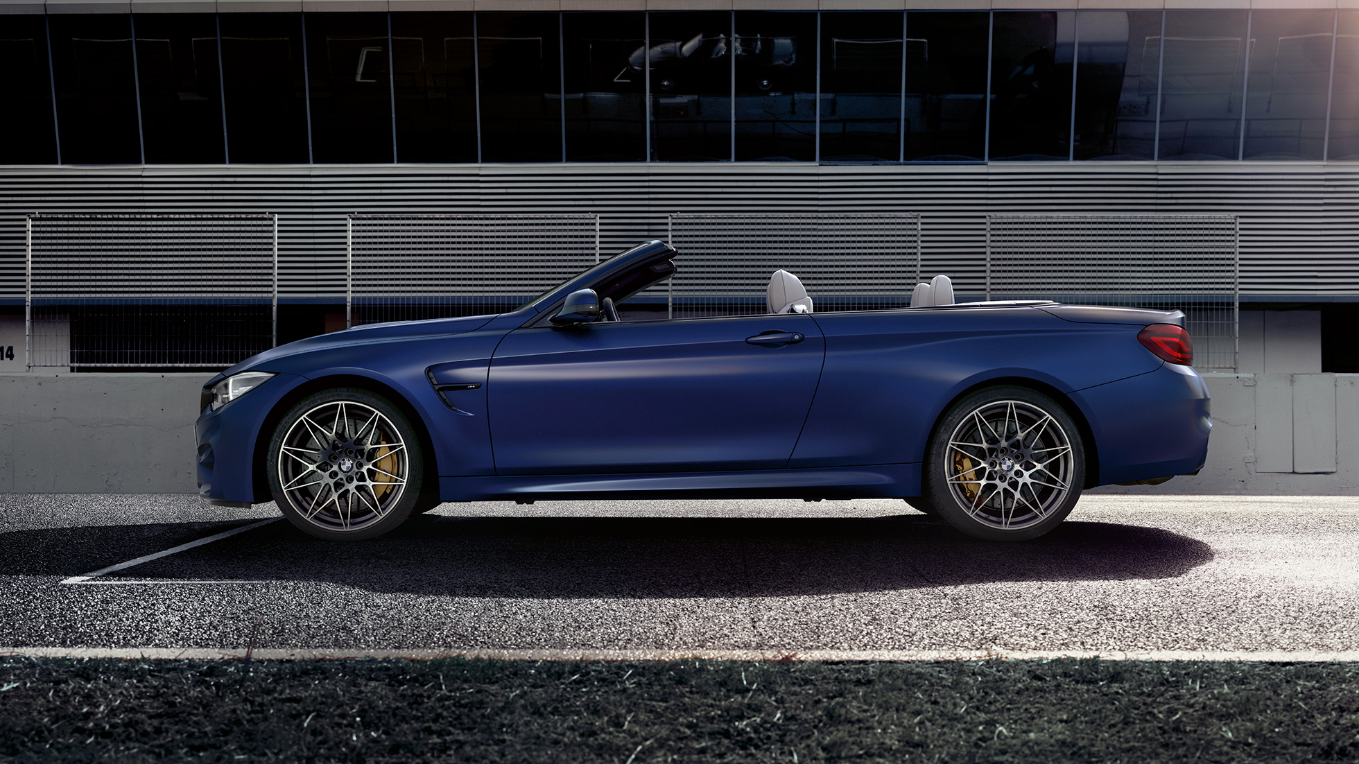 BMW M4 Cabrio, widok z boku BMW M4 Cabrio, stylistyka, widok z boku