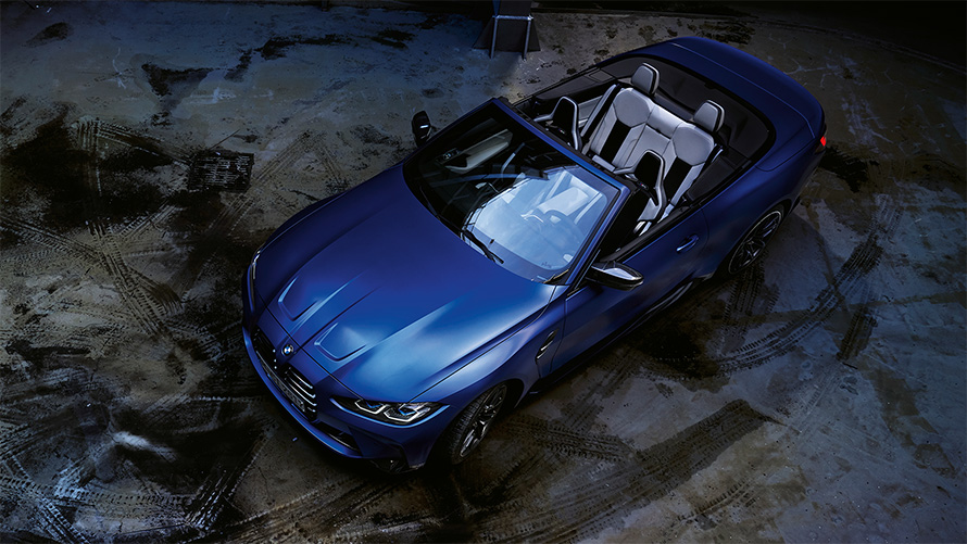 BMW M4 Cabrio Competition z M xDrive G83 2021 BMW Individual mroźny niebieski Portimao metalizowany widok z góry przy otwartym dachu BMW M4 Cabrio Competition z M xDrive G83 2021 BMW Individual mroźny niebieski Portimao metalizowany widok z góry przy otwartym dachu