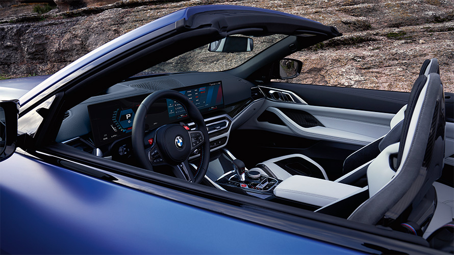BMW M4 Cabrio Competition z M xDrive G83 2021 wnętrze przy otwartym dachu BMW M4 Cabrio Competition z M xDrive G83 2021 BMW Individual mroźny niebieski Portimao metalizowany kokpit i wnętrze przy otwartym dachu