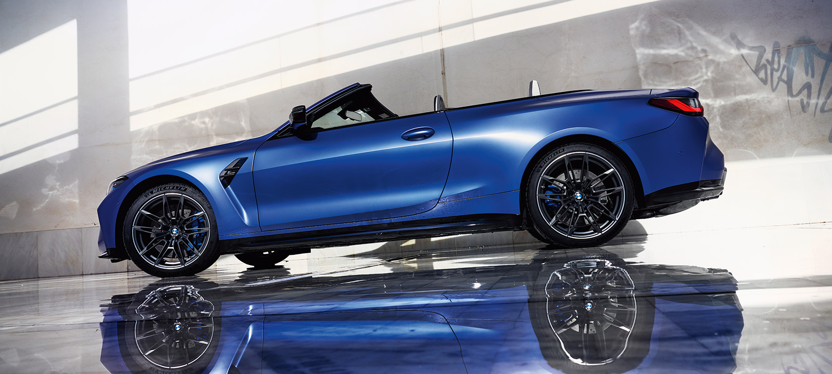BMW M4 Cabrio Competition z M xDrive G83 2021 przedni półprofil podczas jazdy BMW M4 Cabrio Competition z M xDrive G83 2021 BMW Individual mroźny niebieski Portimao metalizowany przedni półprofil podczas jazdy