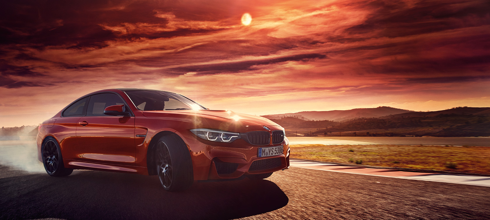BMW M4 Coupé BMW M4 Coupé, widok z boku podczas driftu