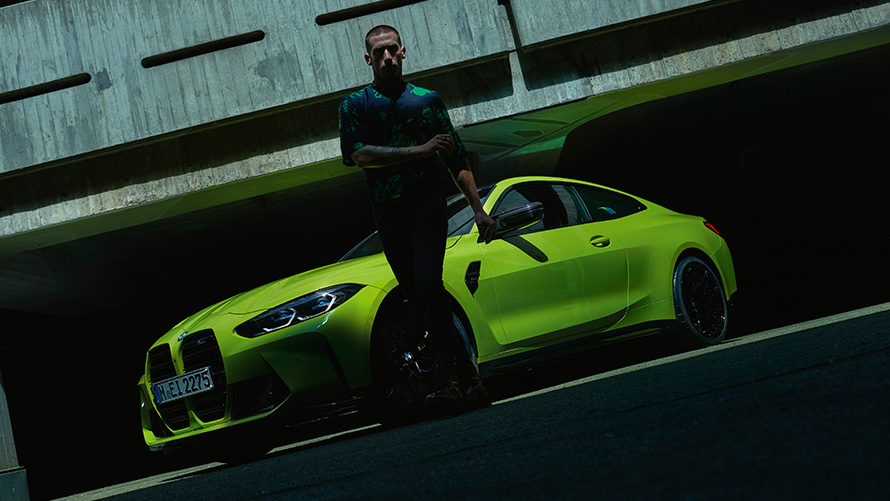 BMW M4 Coupé G82 2020 przedni półprofil z modelem BMW M4 Coupé G82 2020 żółty Sao Paulo metalizowany przedni półprofil z modelem