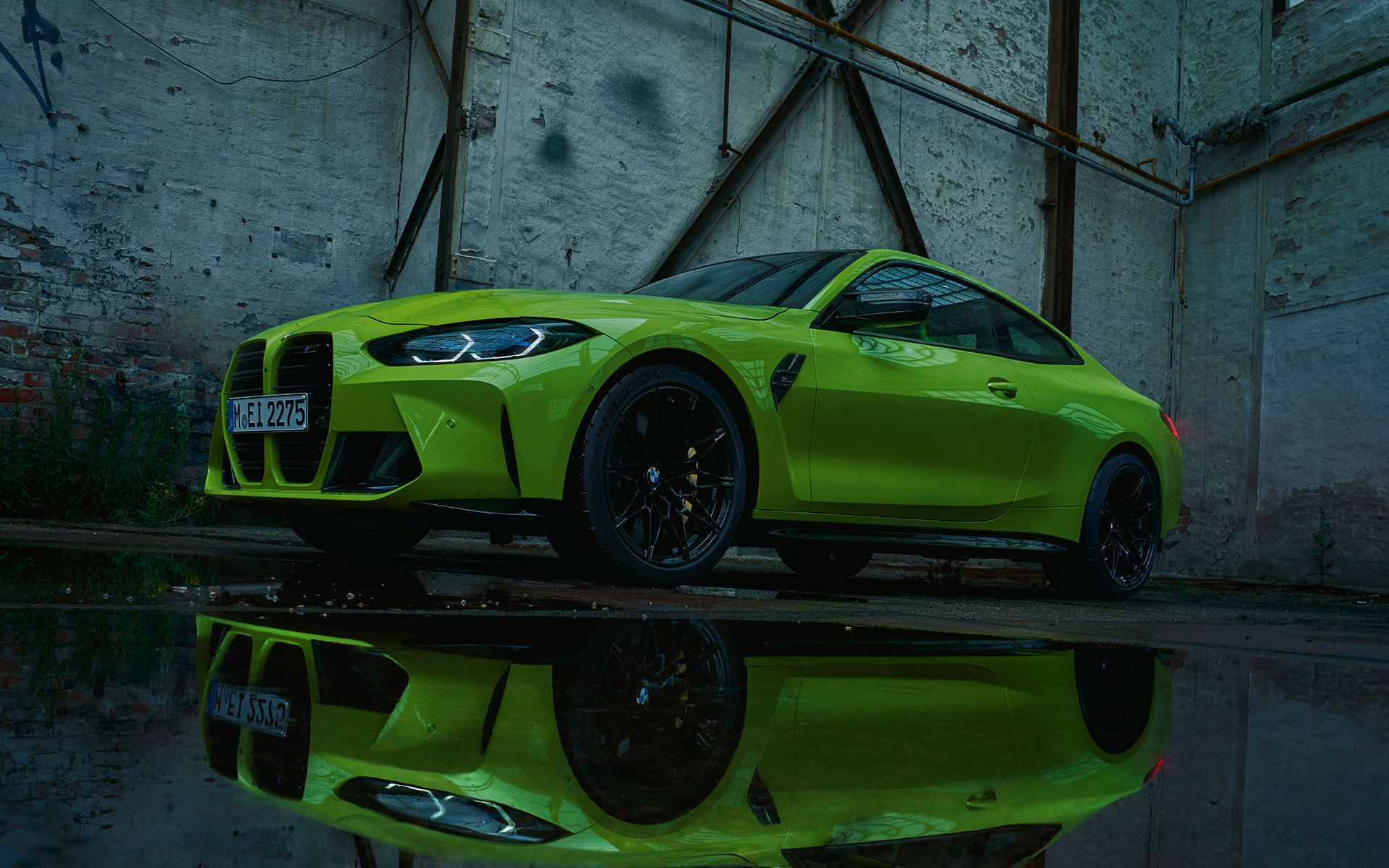 BMW M4 Competition Coupé G82 2020, żółty Sao Paulo, przedni półprofil jazdy