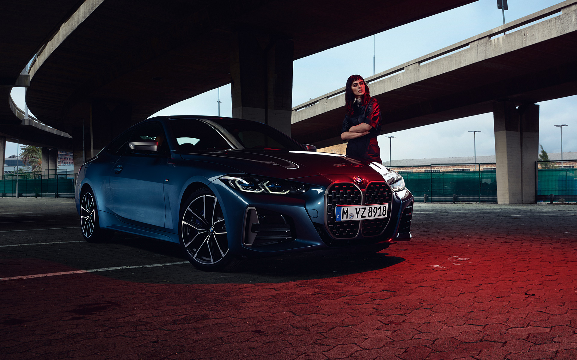 BMW M440i xDrive Coupé G22 2020 G82 2020, niebieski Arctic Race, metalizowany, przedni półprofil z modelem