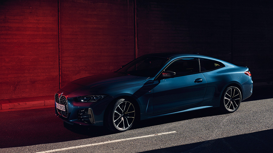 BMW M440i xDrive Coupé G22 2020, niebieski Arctic Race, metalizowany, przedni półprofil podczas jazdy