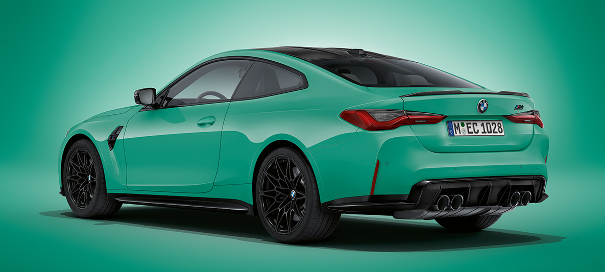 BMW M4 Coupé, miętowy BMW Individual metalizowany, G82 2021, tylny półprofil podczas postoju BMW M4 Coupé, miętowy BMW Individual metalizowany, G82 2021, tylny półprofil podczas postoju