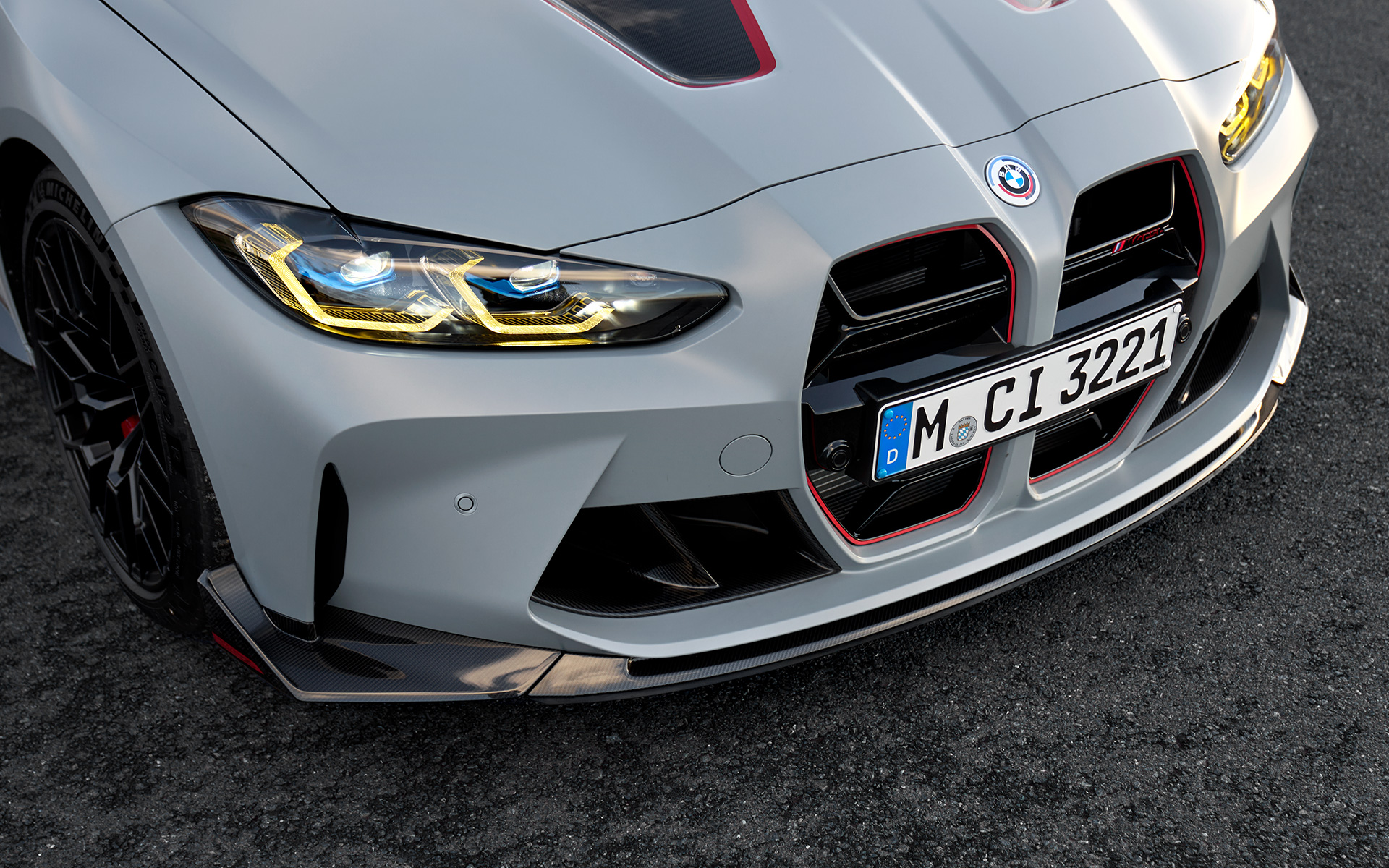Karbonowy splitter przedni M BMW M4 CSL G82 BMW M4 CSL G82 lakier specjalny BMW Individual mroźny szary Brooklyn BMW Individual metalizowany karbonowy przedni splitter M zbliżenie widok z przodu