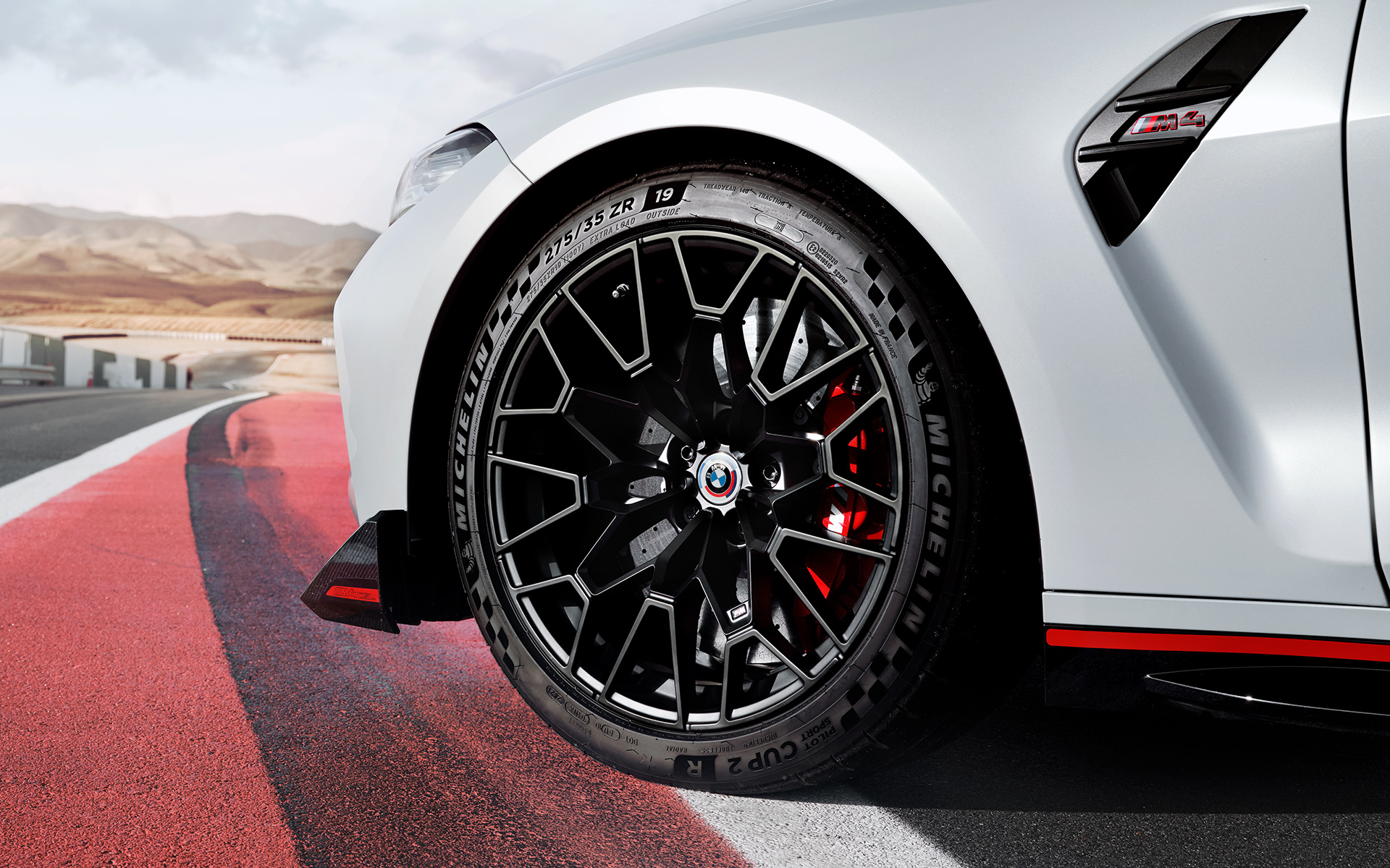 Hamulce węglowo-ceramiczne M z zaciskami w błyszczącym kolorze czerwonym BMW M4 CSL G82 BMW M4 CSL G82 lakier specjalny BMW Individual mroźny szary Brooklyn BMW Individual metalizowany hamulce węglowo-ceramiczne z zaciskami w błyszczącym kolorze czerwonym lekka obręcz koła