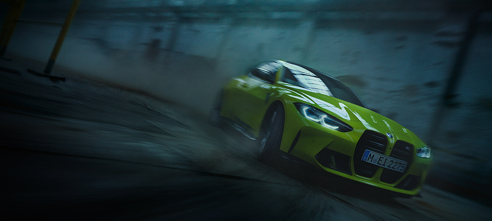 BMW M4 CSL G82 lakier specjalny BMW Individual mroźny szary Brooklyn BMW Individual metalizowany przedni półprofil podczas jazdy