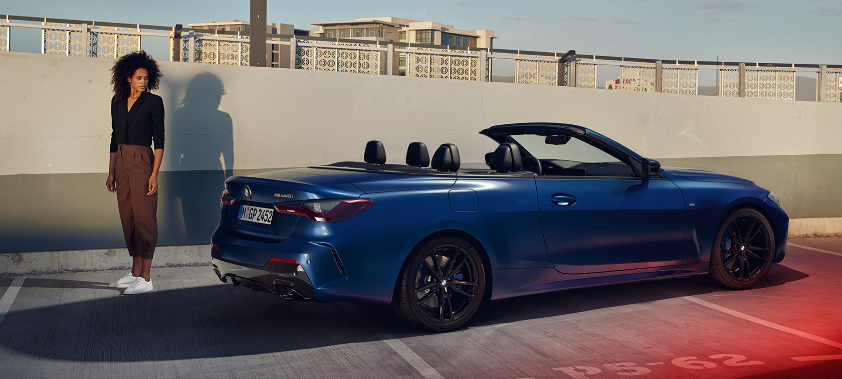 Tylny półprofil BMW M440i xDrive Cabrio G23 2020 BMW M440i xDrive Cabrio G23 2020 BMW Individual mroźny niebieski Portimao, metalizowany, tylny półprofil z modelem