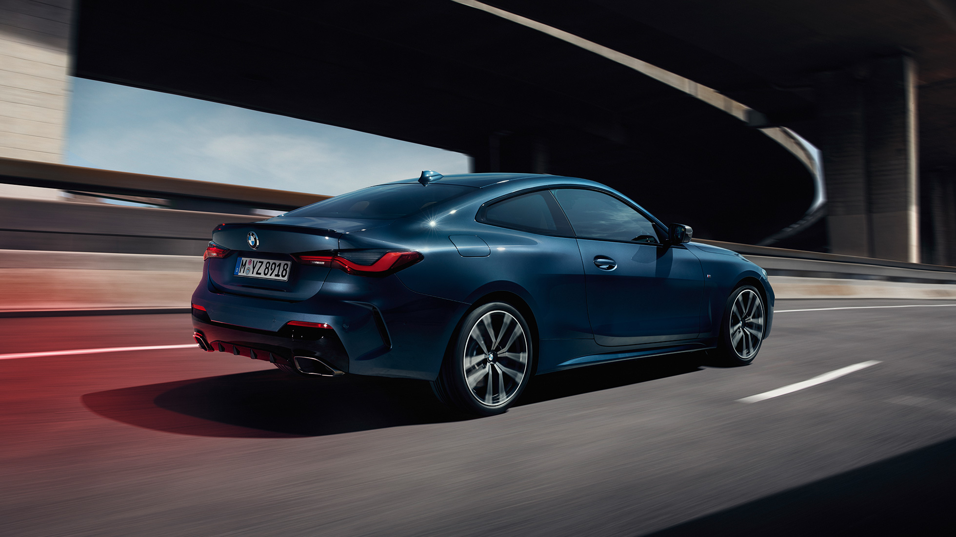 Tylny półprofil BMW M440i xDrive Coupé G22 2020 BMW M440i xDrive Coupé G22 2020, niebieski Arctic Race, metalizowany, półprofil