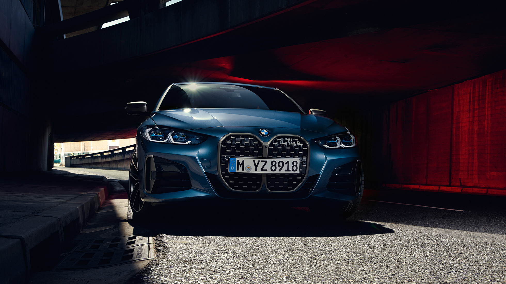 Atrapa chłodnicy BMW i reflektory diodowe BMW M440i xDrive Coupé G22 2020 BMW M440i xDrive Coupé, niebieski Arctic Race, metalizowany, G22 2020, widok z przodu na atrapę chłodnicy BMW i reflektory diodowe