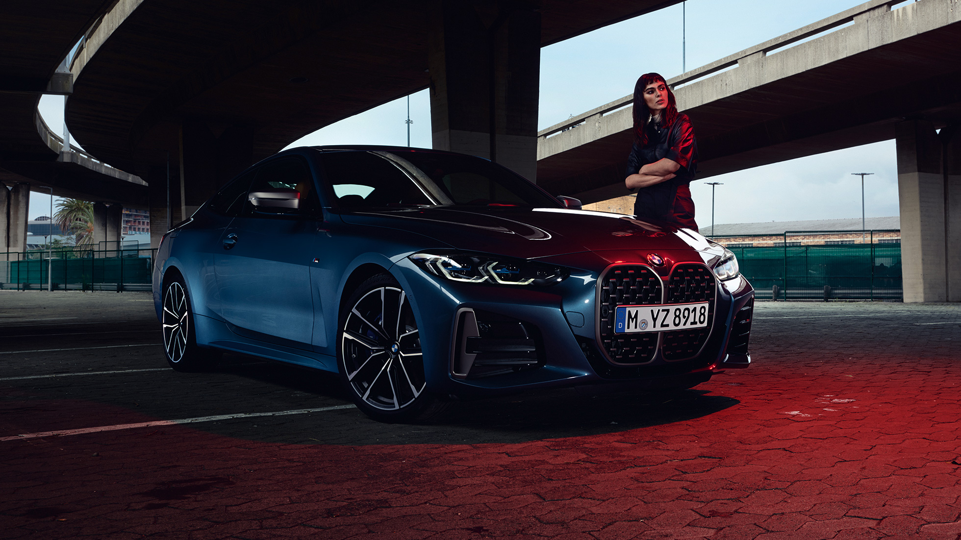 Model stojący obok BMW M440i xDrive Coupé G22 2020, półprofil BMW M440i xDrive Coupé G22 2020, niebieski Arctic Race, metalizowany, półprofil z modelem