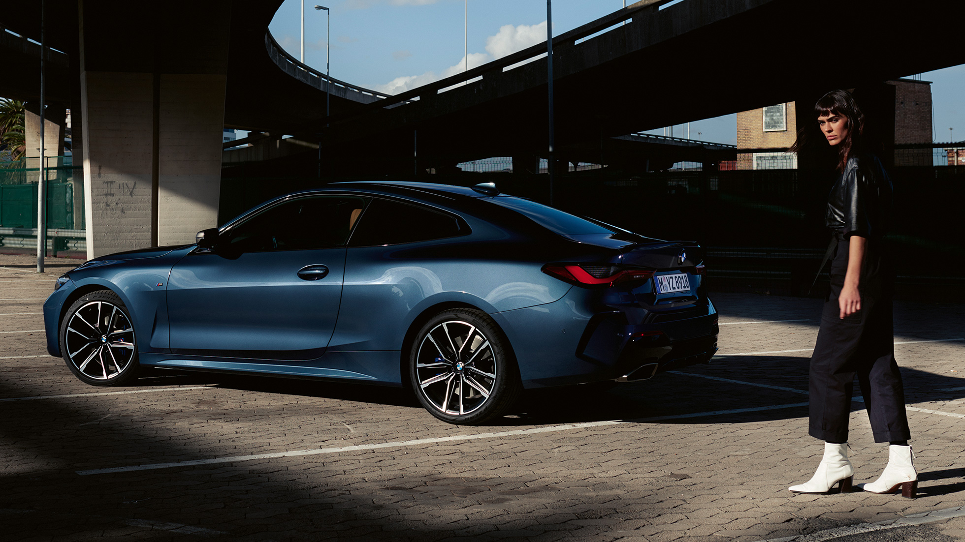 Tylny półprofil z modelem BMW M440i xDrive Coupé G22 2020 BMW M440i xDrive Coupé G22 2020, niebieski Arctic Race, metalizowany, tylny półprofil z modelem